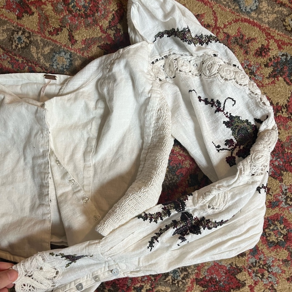 Final price 🍓Free People embroidered top - Picture 3 of 4